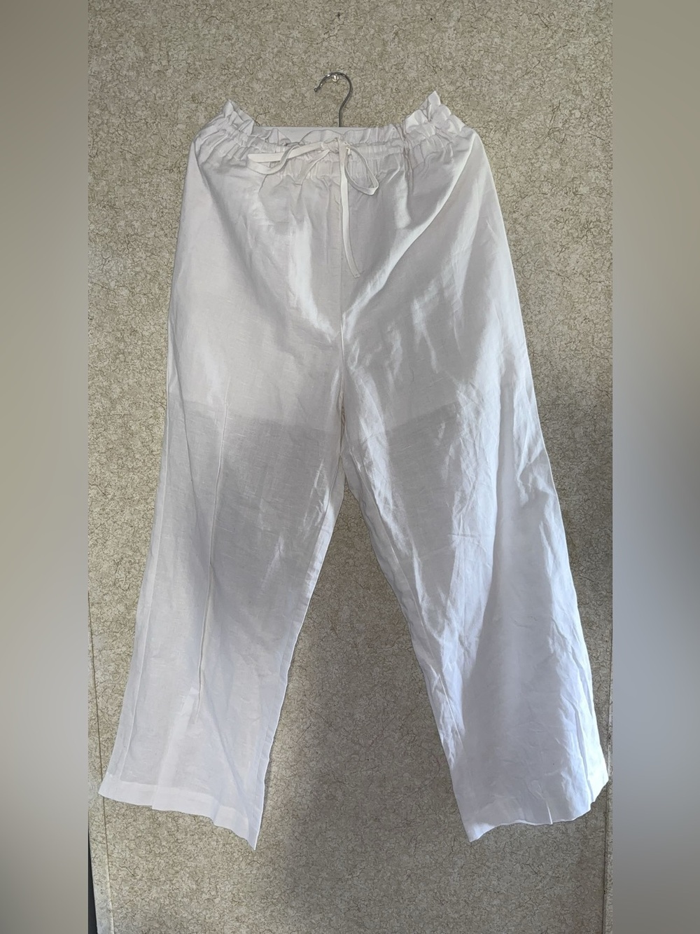 White Linen Drawstring Wide-Leg Pants says it’s XXL but for me L doesn’t stretch